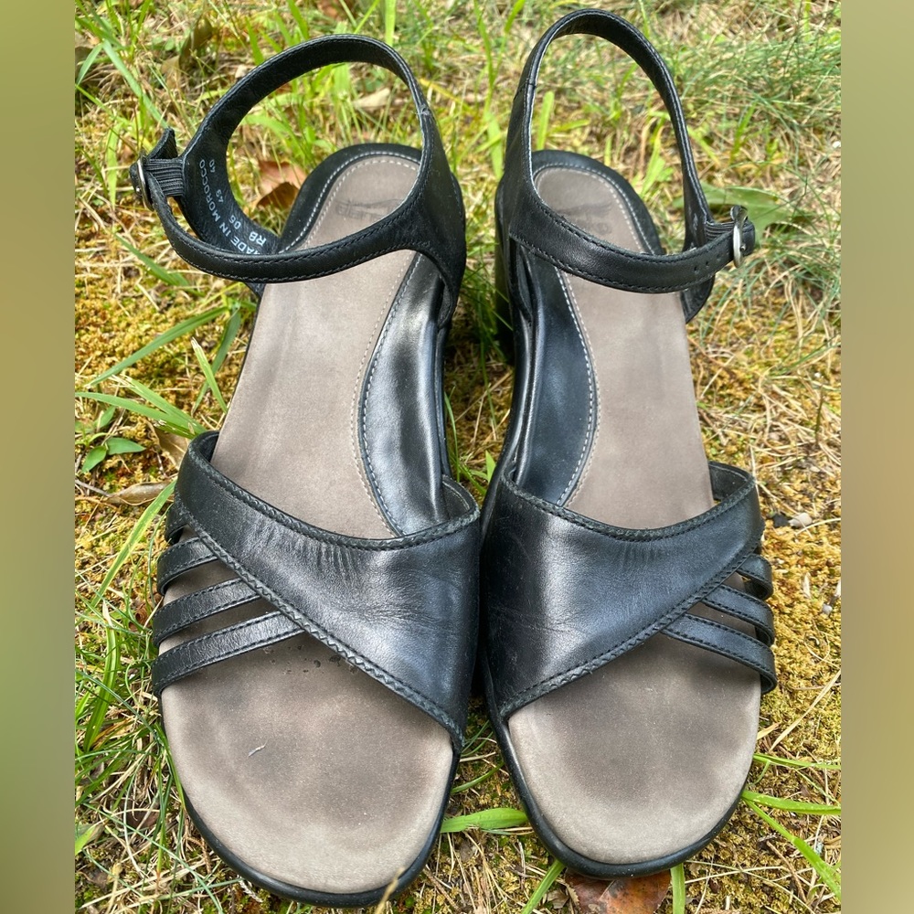 Black Dansko sandals size 40. EUC